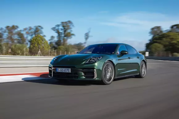 Denumirea lungă a lui Porsche Panamera Turbo E-Hybrid este reflectarea directă a întregului său arsenal tehnic.