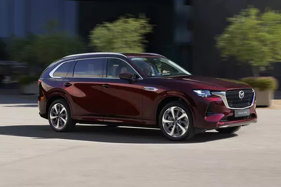 Având o lungime de 4996 mm, Mazda CX-80 e un pic mai mare decât un Range Rover Sport. Lovitură de Luxury-do!