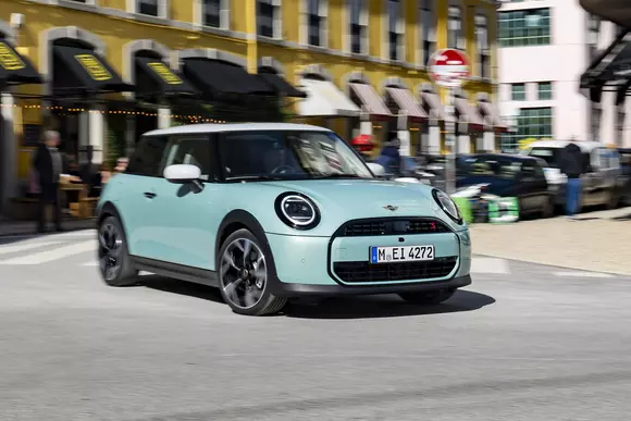Reprezentativ pentru spiritul mărcii: MINI Cooper S Classic Trim, originalul vremurilor actuale este o tentație completă.