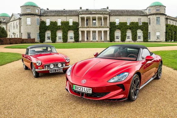 Centenarul mărcii va fi serbat prin prezența unui MG Cyberster pe Central feature la Goodwood. So, very british!