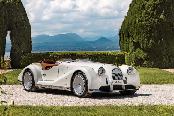 Automobil parcă venit dintr-un univers alternativ: Morgan Midsummer. Sigur va fi apreciat în universul nostru.