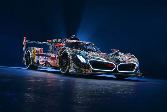 Extrem și exotic: tratare grafică „BMW Art Car” pentru un BMW M Hybrid V8, automobil competițional de tip Le Mans Series.