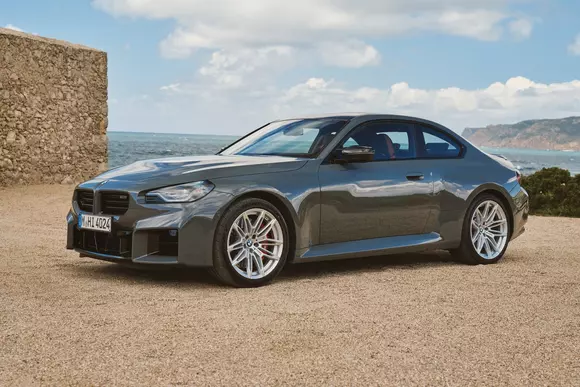 Aceeași denumire, cu câte ceva în plus: BMW M2 ridică nivelul performanțelor, al tehnologiei și al rafinamentului conceptual.