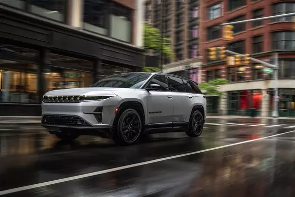 Electrificare la cel mai înalt nivel: Jeep Wagoneer S promovează propulsia electrică în segmentul SUV de lux.