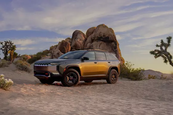 Semnificativ diferit de mașina de serie, Jeep Wagoneer S Trailhawk Concept e un remarcabil studiu de personalizare.