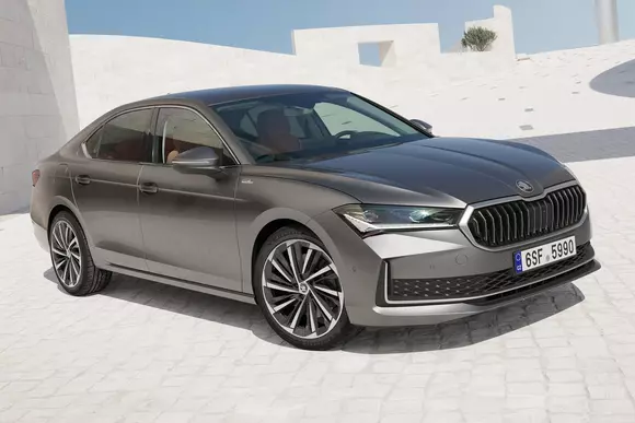 Tradiția respectabilă a mărcii cehești e relevant reflectată de Skoda Superb sub forma noii sale generații.