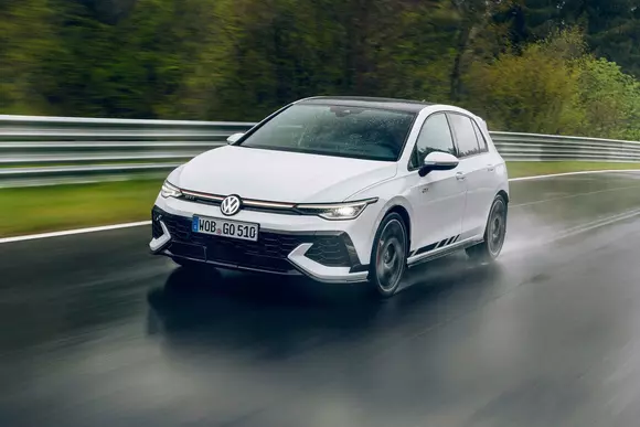 Debut pe circuitul Ring Boulevard de la Eifel pentru noul VW GTI Clubsport, cel mai puternic moștenitor al dinastiei GTI.