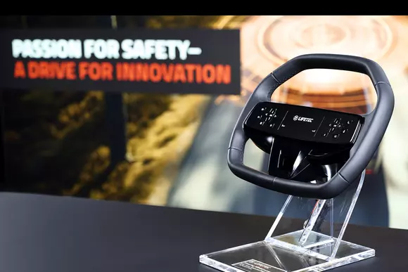 Prin reconfigurarea tradiționalului airbag din volan, ZF LIFETEC adaugă libertate conceptuală și de design.