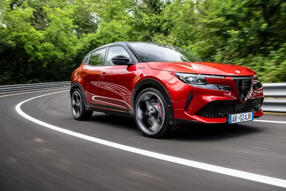 Multe idei bune, toate adunate sub forma unui SUV cu design original: Alfa Romeo Junior ia startul în carieră.