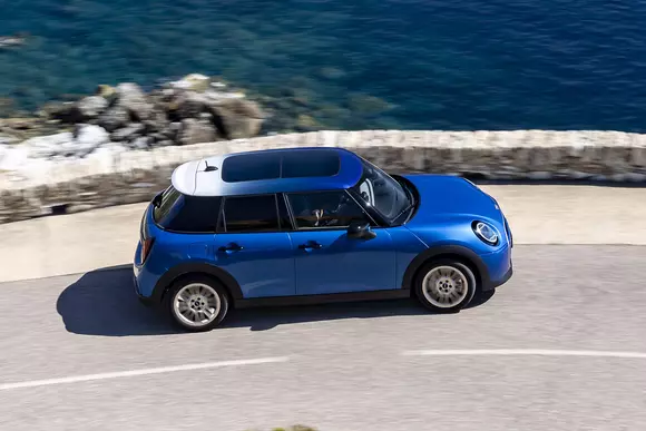 Pe lângă performanțe incitante, are și spațiu extins: MINI Cooper S 5-door insistă sesizabil pe latura practică.