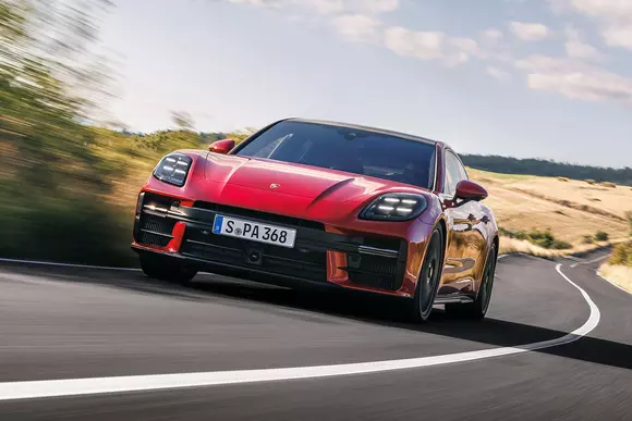 Expresii ale puterii: noile Porsche Panamera Turbo S E-Hybrid și Panamera GTS sunt ambasadori ai seriei prin excelență.