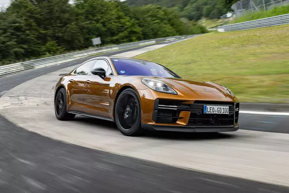 Record stabilit de noul Porsche Panamera în versiunea de vârf a seriei pe circuitul Nürburgring Nordschleife.