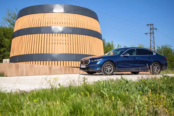 Povestea vinului: În vizită la Balar Wine Estate cu noul BMW Seria 5