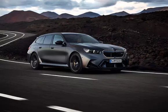 A șaptea generație BMW M5 include uimitoarele versiuni break numite BMW M5 Touring. În premieră, cu propulsie PHEV.