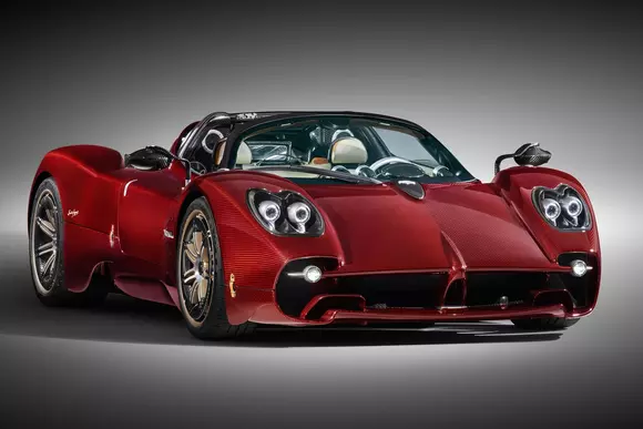 Nimic simplu aici: Pagani Utopia Roadster diferă considerabil de coupé prin caroserie, design și tratare stilistică.