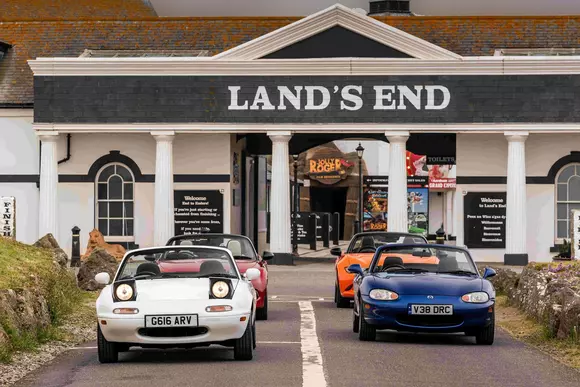 Cu ce vom alimenta în viitor motoarele termice? Patru Mazda MX-5 au arătat că se simt bine arzând combustibil sustenabil Coryton.