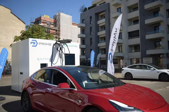 Soluție versatilă pentru alimentarea automobilelor electrice: POWER CUBE 150, supranumit sugestiv „cubul cu energie”.