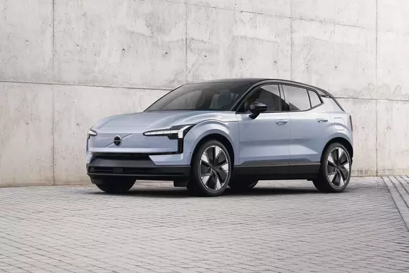 Cel mai mic dintre SUV-urile electrice ale mărcii, Volvo EX30, atrage atenția românilor prin argumentul prețului tentant.