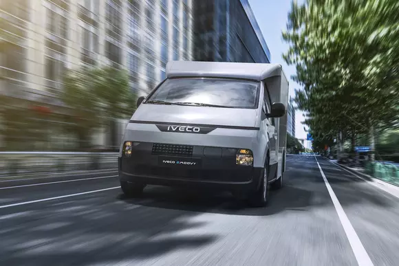 Decarbonizarea transporturilor – prioritate pentru IVECO, ilustrată prin oferta mărcii italiene la IAA Transportation 2024.