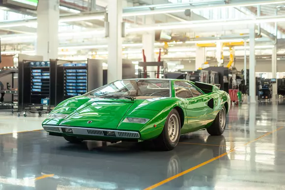 Nu-i dai 50 de ani, dar îi are: Lamborghini Countach, aniversat cu respect și entuziasm la Sant'Agata Bolognese.