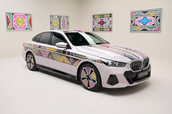 Călătorie culturală prim lume pentru BMW i5 Flow Nostokana, cu un popas în cadrul evenimentului Contemporary Istanbul.
