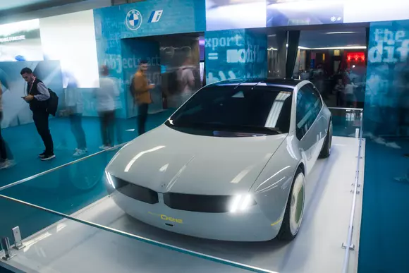 Premieră națională: un concept car bavarez a fost expus la București: BMW i Vision Dee, la orizontul din ce în ce mai apropiat al viitorului.