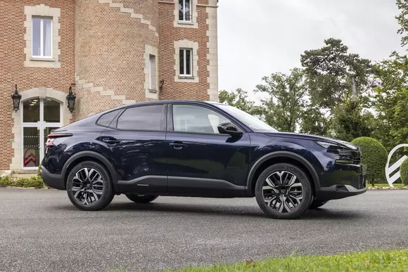 Tehnic vorbind, e un crossover compact, dar Citroën C4 X arată a vehicul SF. Mai nou, faceliftul amplifică acest mesaj stilistic.