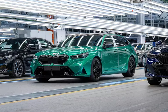 Satisfacție pentru adepții breakurilor rapide - un gen auto tipic german: BMW M5 Touring a intrat în producție la Dingolfing