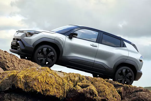 Nume cu îndelungată tradiție, dar tehnică nouă: Suzuki e Vitara sincronizează marca niponă la vremurile electrificării.