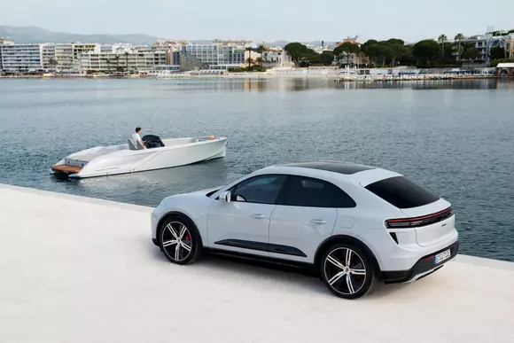 Sistemul de propulsie al lui Porsche Macan Turbo a fost adoptat la noul speedboat Frauscher x Porsche 850 Fantom Runabout.