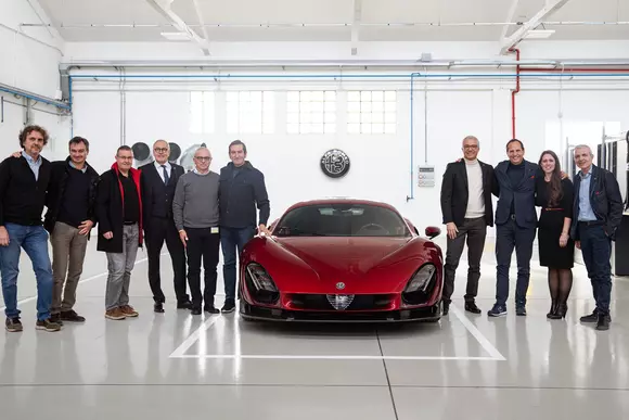 Rod al unui proiect sport-GT cu totul special, primul exemplar Alfa Romeo 33 Stradale a fost livrat posesorului.