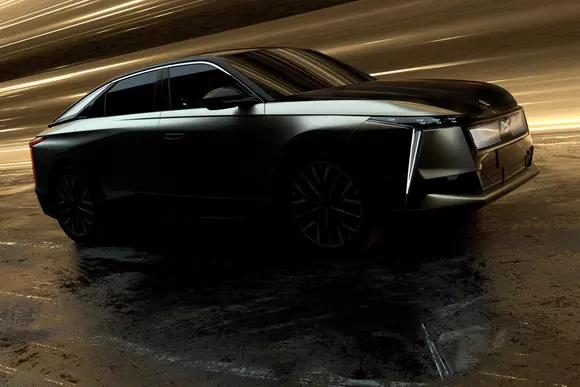 Denumirea duce cu gândul la parfumurile Chanel, dar DS No 8 este o limuzină luxoasă de avangardă care are propriul „parfum”!