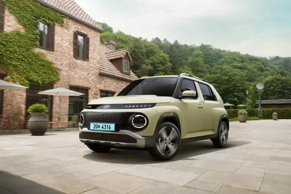 Surpriză: miniautomobilul electric Hyundai Inster intră pe teritoriul Daciei Spring și are argumente destul de tari.