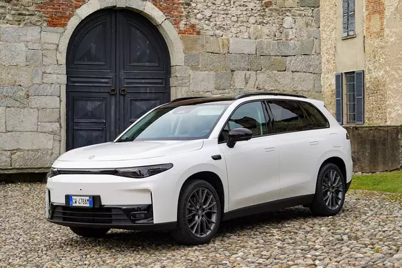 Mizând pe inovație în hibridizare, Leapmotor C10 REEV oferă flexibilitate ridicată și o autonomie de 950 km.