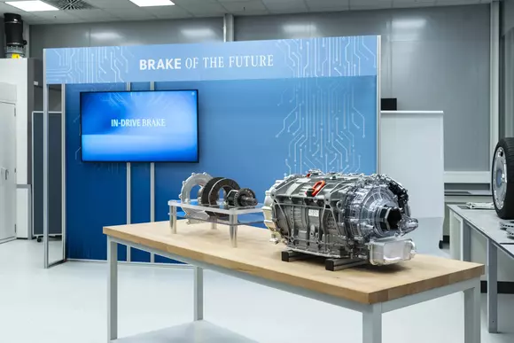 Încă o invenție remarcabilă pe tema propulsiei electrice: Mercedes-Benz mută frânele în carcasa motorului electric!