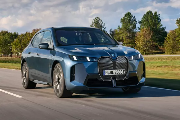 Armonia ia locul exotismului stilistic, fie și parțial: sub noua formă, luxosul și originalul BMW iX se autodepășește.