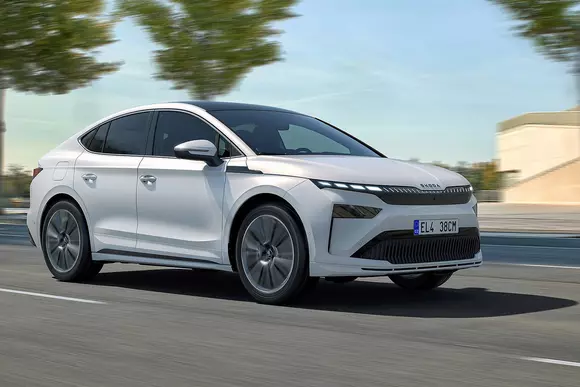 Faceliftul seriei Enyaq are un efect și mai pregnant în cazul versiunilor Škoda Enyaq Coupé, cu tușă premium inclusă.