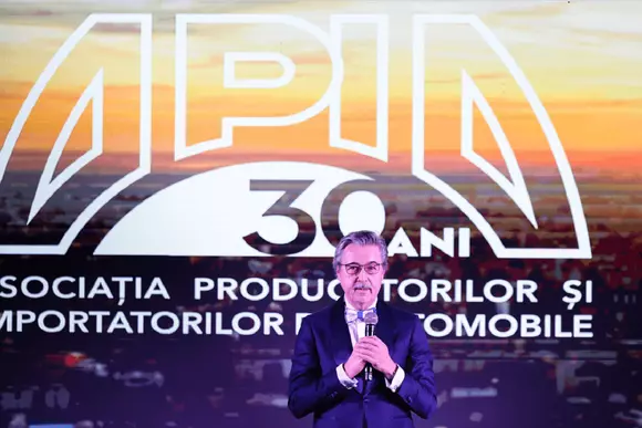 Pe un fond politic derutant, statisticile APIA arată că românii nu reunță să-și ia mașini