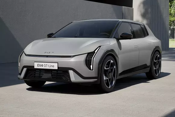 Stil futurist cu manieră manifestă pentru Kia EV4 sedan și hatchback, noile automobile compacte familiale electrice ale mărcii.