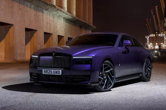 Britanicii plusează în miza pe electricitate: Rolls-Royce Spectre Black Badge este cel mai puternic RR produs vreodată!