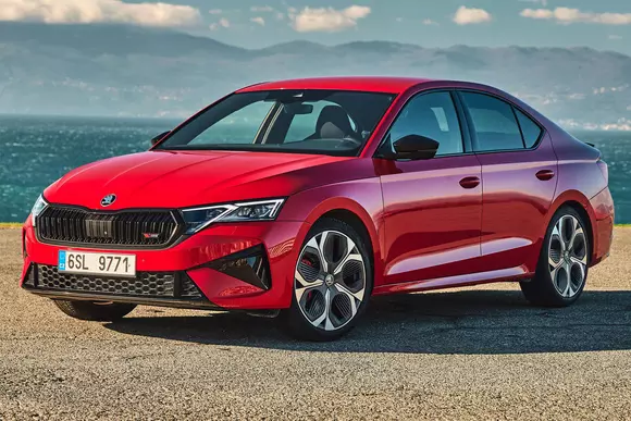 Timpul trece, competitivitatea persistă: Škoda Octavia RS 2025 propune o îmbinare incitantă de performanțe, stil și calitate.