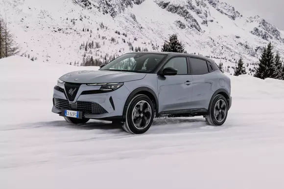 În spiritul vremurilor și al polivalenței eco, Alfa Romeo Junior Ibrida Q4 extinde o ofertă plină de tentații.