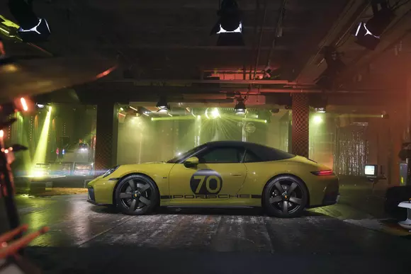 Iubești stilul auto de acum 55 de ani, dar preferi tehnica avansată? S-a rezolvat: tocmai a apărut Porsche 911 Spirit 70!