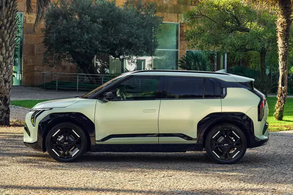 Fiind echipată cu noul soft de frâne Smart Regeneration Plus, Kia EV3 e avantajată în privința autonomiei și rulării rafinate.