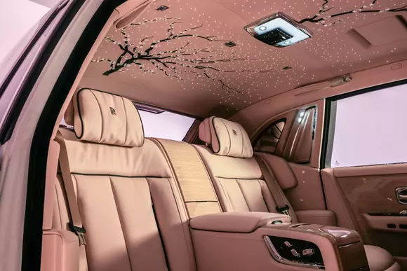 Efemera splendoare a florilor de cireș a inspirat exemplarul Rolls-Royce Phantom Cherry Blossom, o comandă irepetabilă.
