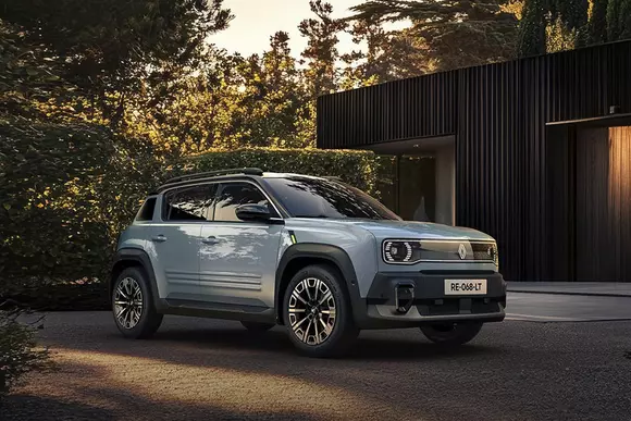 Debut comercial în România pentru originalul Renault 4 E-Tech. Sunt propuse două variante de baterie și trei linii de dotare.