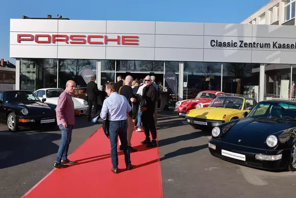 Moment inaugural la Kassel pentru primul Porsche Classic Centre din Germania, inclusiv expoziție specială de exemplare legendare.