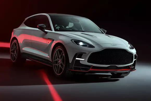 Upgrade tehnic și tratament de reducere a masei pentru Aston Martin DBX S, noul vârf al ofertei de SUV-uri britanice luxoase.