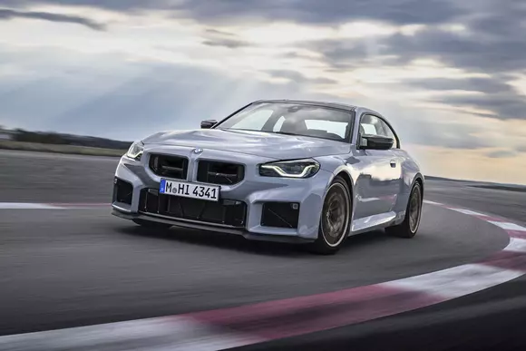 Tradiție valoroasă, reiterată prin adăugarea lui BMW M2 CS la povestea sportivelor compacte cu siglă alb-albastră