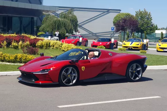 Eveniment excepțional azi, 15 mai 2025, la Țiriac Collection: 50 de ani de istorie Ferrari reflectată în fabuloasa colecție